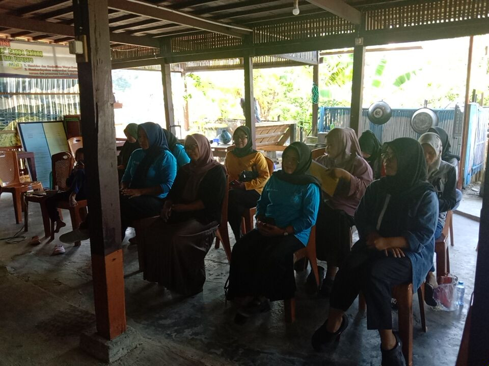 Memberikan Penyuluhan Kesehatan Reproduksi oleh Kepala UPTD Puskesmas Lumpue, Nakes, Bidan, OPD KB, Pengurus Kamp. KB "Geddongnge" dan Sasaran