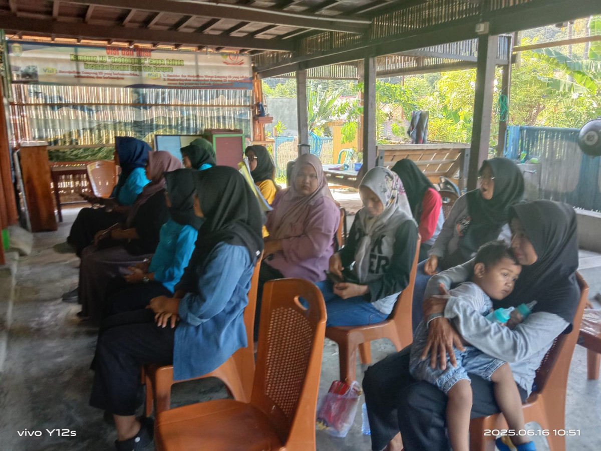 Memberikan Penyuluhan Kesehatan Reproduksi oleh Kepala UPTD Puskesmas Lumpue, Nakes, Bidan, OPD KB, Pengurus Kamp. KB "Geddongnge" dan Sasaran