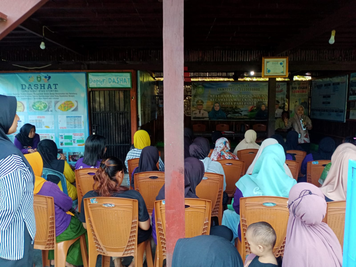 Melaksanakan Pertemuan PKH yang dihadiri oleh pembimbing PKH, Ketua RT, Pengurus Kamp. KB "Geddongnge" dan para peserta kelompok PKH
