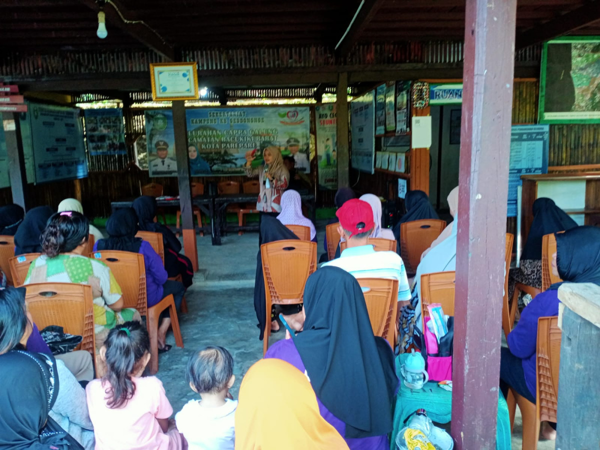 Melaksanakan Pertemuan PKH yang dihadiri oleh pembimbing PKH, Ketua RT, Pengurus Kamp. KB "Geddongnge" dan para peserta kelompok PKH