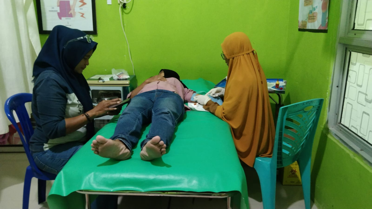 Melakukan Pendampingan Pemasangan Alat Kontrasepsi oleh Penyuluh KB, Bidan Kelurahan, Kader Sub PPKB, Pengurus Kamp. KB "Geddongnge" serta warga