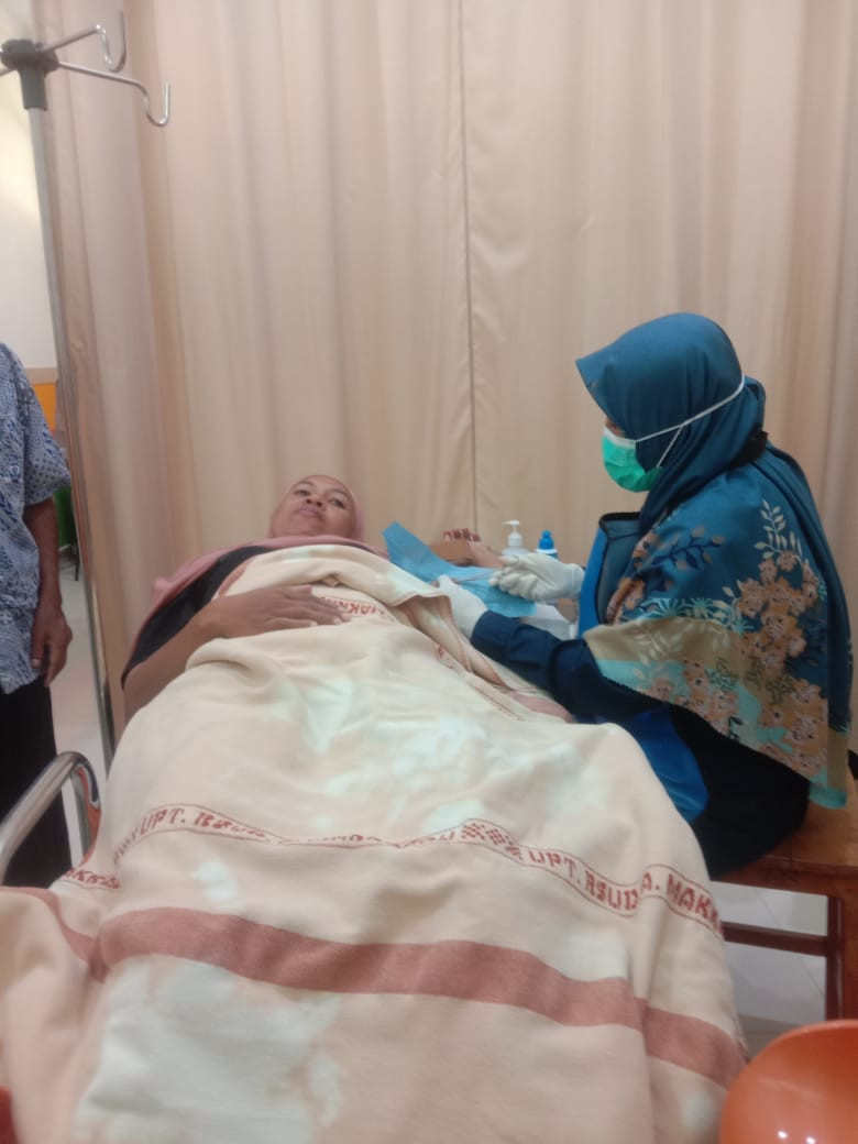 Melakukan Pendampingan Pemasangan Alat Kontrasepsi oleh Penyuluh KB, Bidan Kelurahan, Kader Sub PPKB, Pengurus Kamp. KB "Geddongnge" serta warga