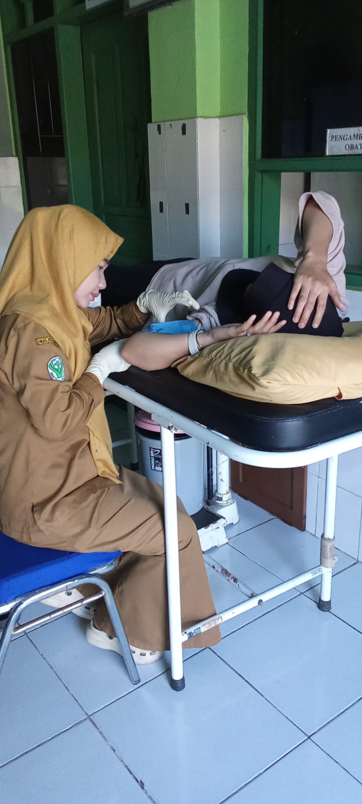 Melakukan Pendampingan Pemasangan Alat Kontrasepsi oleh Penyuluh KB, Bidan Kelurahan, Kader Sub PPKB, Pengurus Kamp. KB "Geddongnge" serta warga