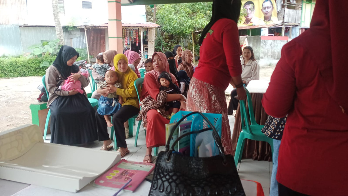 Melaksanakan Posyandu oleh Nakes UPTD Puskesmas Lumpue, Bidan Kelurahan, OPD KB, Kader Posyandu, Pengurus Kamp. KB "Geddongnge" dan Sasaran