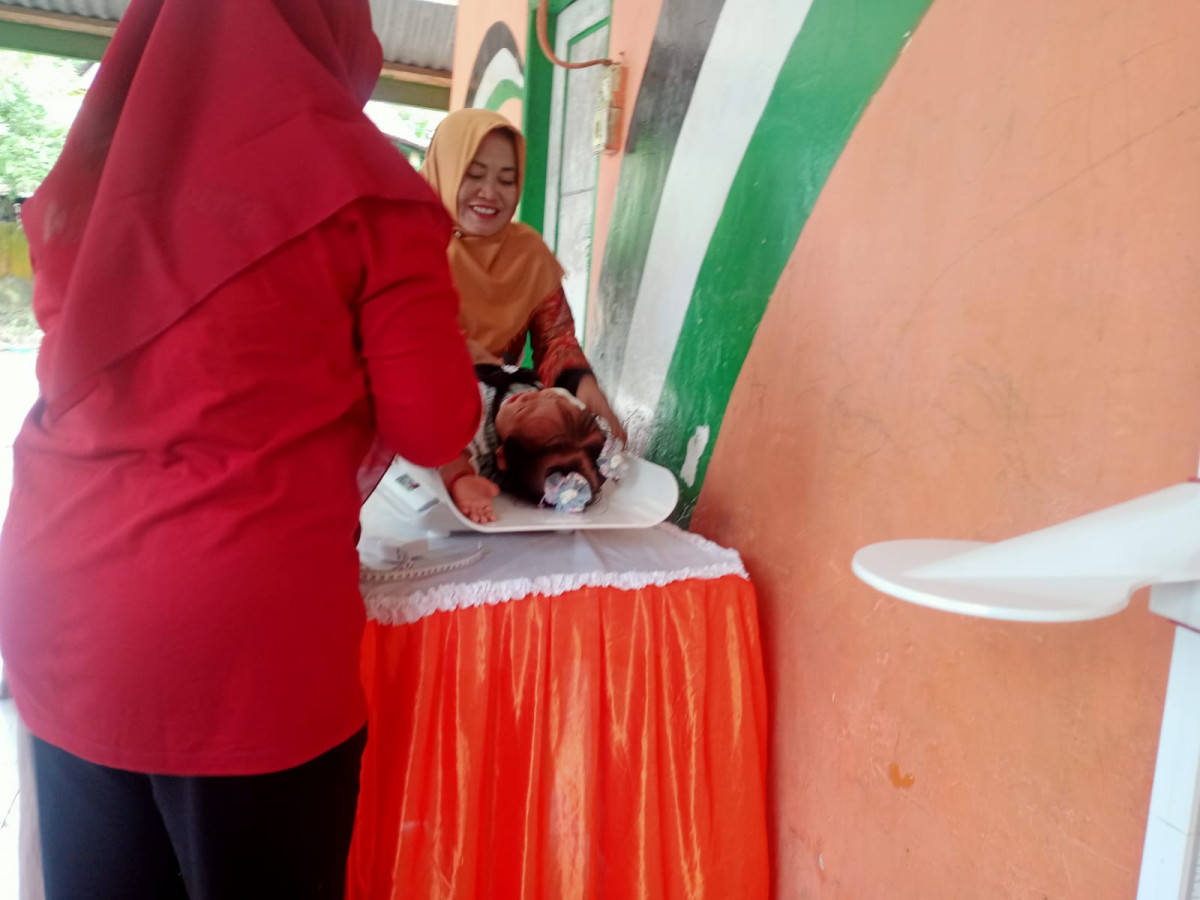 Melaksanakan Posyandu oleh Nakes UPTD Puskesmas Lumpue, Bidan Kelurahan, OPD KB, Kader Posyandu, Pengurus Kamp. KB "Geddongnge" dan Sasaran