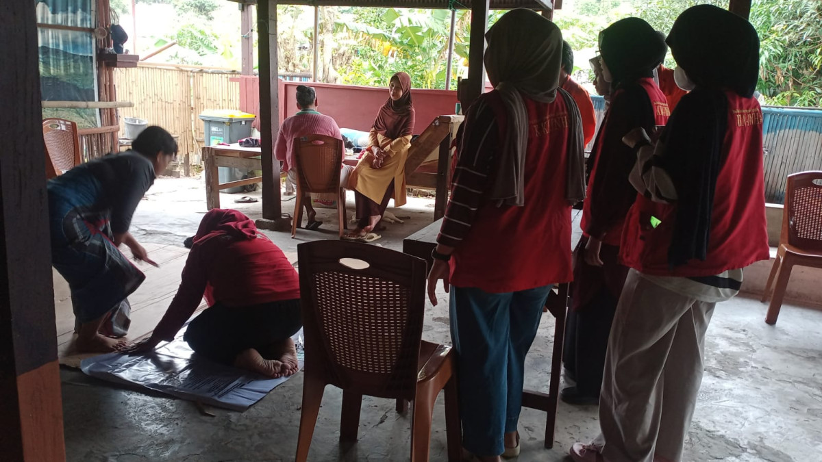 Melakukan Pemetaan Sasaran oleh Kader Posyandu, Pengurus Kamp. KB "Geddongne", Mahasiswa KKN UNHAS ANg. 114 dan mahasiswa KKN ITH Ang. 1