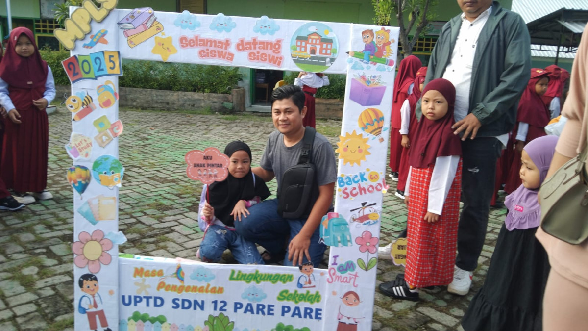 Gerakan Ayah Mengantar Anak ke Sekolah oleh para orang tua siswa beserta anaknya dan pengurus Kamp. KB "Geddongnge"