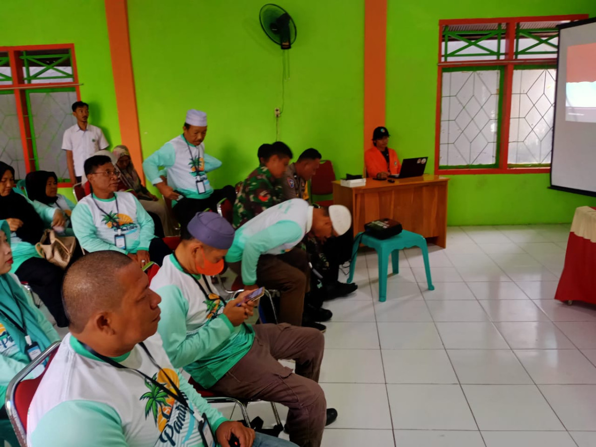 Melakukan Penyuluhan Kadarkum oleh Camat Bacubar, Lurah Cappa Galung, pengurus Kamp. KB "Geddongnge" dan para peserta pelatihan