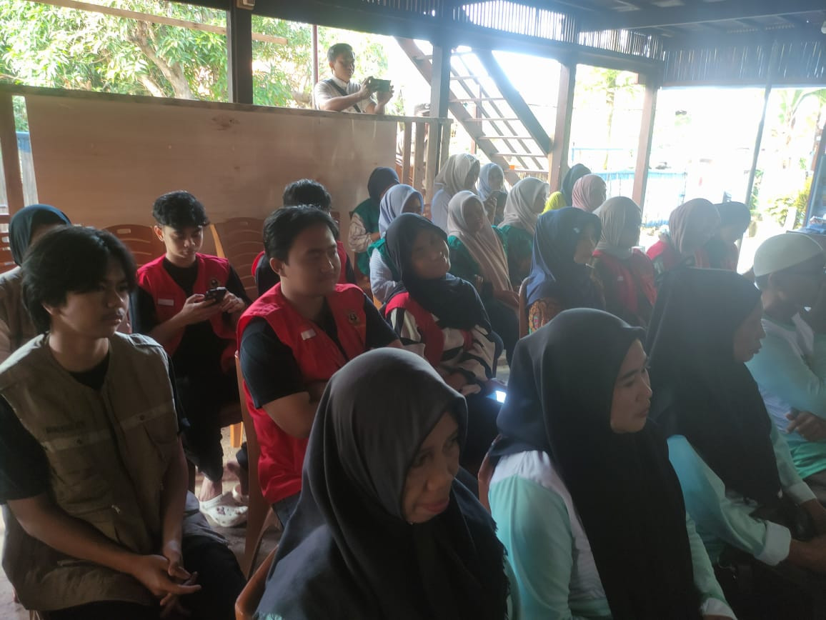 Mengikuti Jum'at Curhat oleh Wakapolres Parepare beserta Jajarannya, Lurah Cappa Galung, RT & RW, serta pengurus Kamp. KB "Geddongnge"