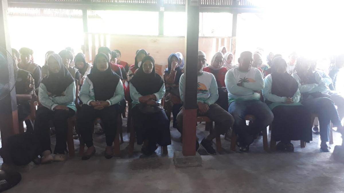 Mengikuti Jum'at Curhat oleh Wakapolres Parepare beserta Jajarannya, Lurah Cappa Galung, RT & RW, serta pengurus Kamp. KB "Geddongnge"