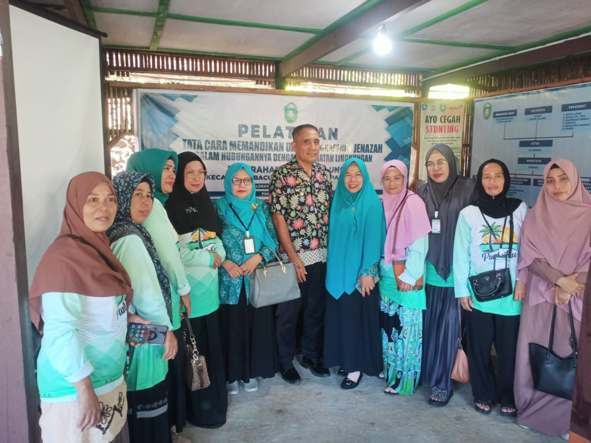 Melakukan Penyelenggaraan Shalat Jenazah oleh Kementrian Agama Parepare, Lurah Cappa Galung, Ketua TP. PKK Kecamatan dan Kelurahan, Pengurus Kamp. KB "Geddongnge" dan Peserta Pelatihan