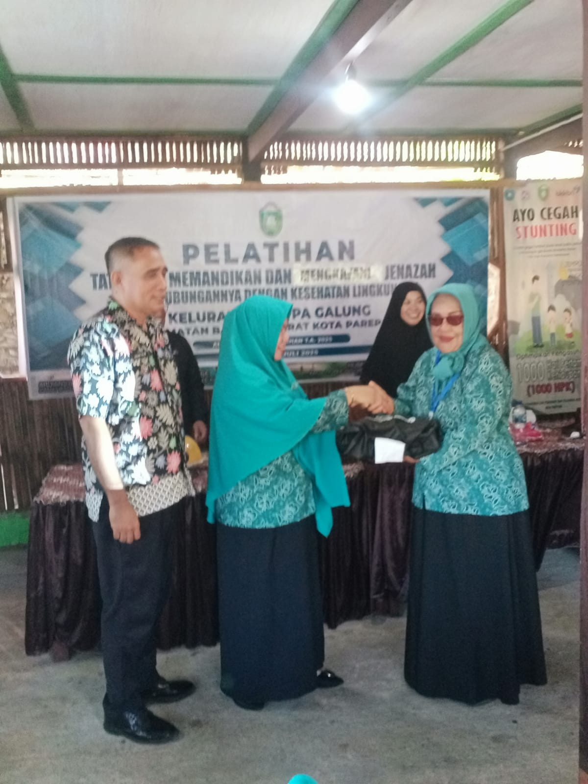 Melakukan Penyelenggaraan Shalat Jenazah oleh Kementrian Agama Parepare, Lurah Cappa Galung, Ketua TP. PKK Kecamatan dan Kelurahan, Pengurus Kamp. KB "Geddongnge" dan Peserta Pelatihan