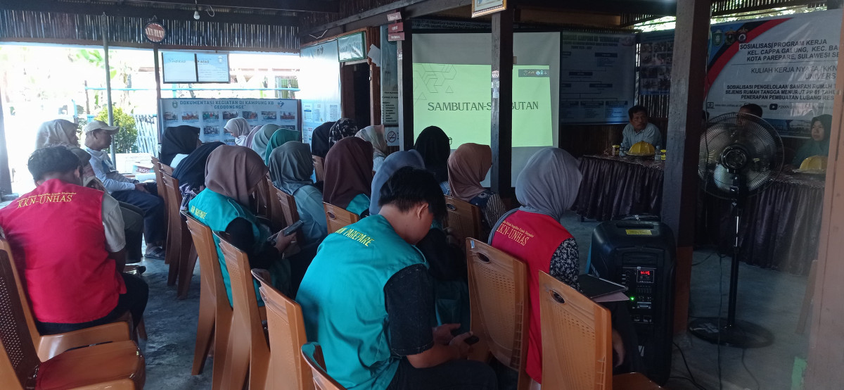 Mengikuti Sosialisasi Penggunaan Biopori oleh Lurah, Ketua LPMK, Ketua TP. PKK Capgal, Pengurus Kamp. KB "Geddongnge" dan Mahasiswa KKN UNHAS Gel. 114