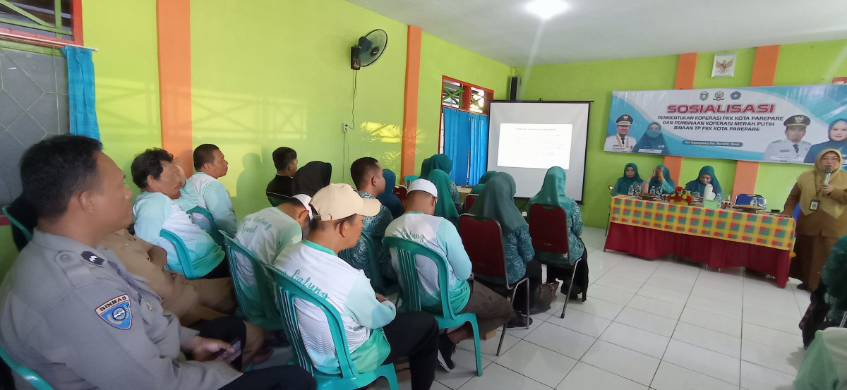 Sosialisasi Koperasi PKK oleh Ketua Pokja 2 Provinsi Sulsel, Ketua TP PKK Kota, Ketua TP PKK Cappa Galung, Lurah, Ketua LPMK, Ketua Koperasi Merah Putih, Pengurus Kamp. KB "Geddongnge" dan Peserta