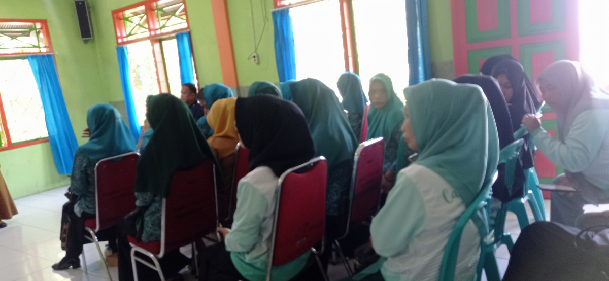 Sosialisasi Koperasi PKK oleh Ketua Pokja 2 Provinsi Sulsel, Ketua TP PKK Kota, Ketua TP PKK Cappa Galung, Lurah, Ketua LPMK, Ketua Koperasi Merah Putih, Pengurus Kamp. KB "Geddongnge" dan Peserta