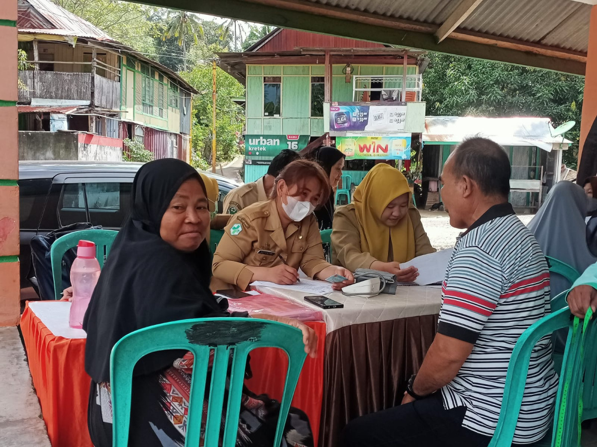 Melaksanakan Posyandu oleh Nakes UPTD Puskesmas Lumpue, Bidan Kelurahan, Kader Posyandu, Pengurus Kamp. KB "Geddongnge", Mahasiswa KKN UNHAS 114  dan Sasaran