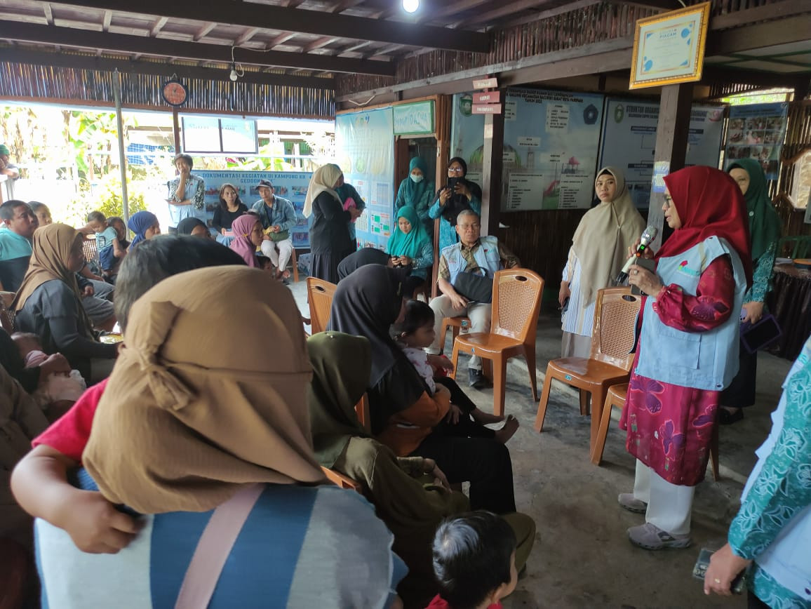 Monev Aksi Stop Stunting oleh Tim Prov. Sulsel ASS, Sekdis Dinas Kesehatan Parepare, Kepala UPTD Puskesmas Lumpue, Kader Rumah Giziku, Pengurus Kamp. KB "Geddongnge"