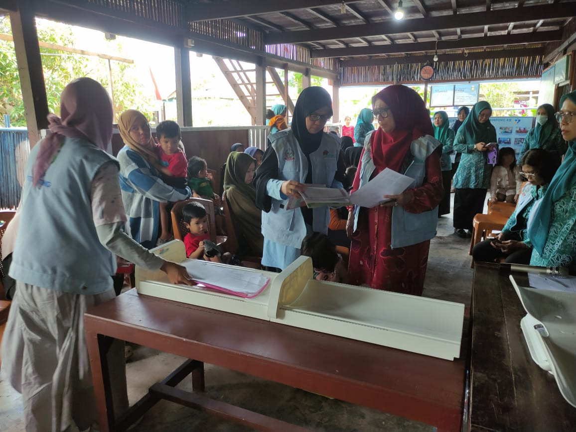 Monev Aksi Stop Stunting oleh Tim Prov. Sulsel ASS, Sekdis Dinas Kesehatan Parepare, Kepala UPTD Puskesmas Lumpue, Kader Rumah Giziku, Pengurus Kamp. KB "Geddongnge"