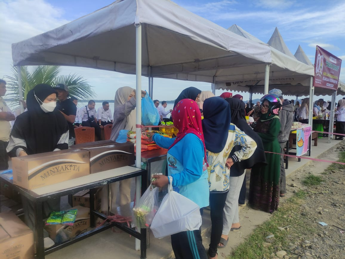 Melaksanakan Kegiatan Pangan Murah oleh Kejaksaan Negeri Parepare, Pemkot dan Forkopimda Parepare dan Pengurus Kamp. KB "Geddongnge"