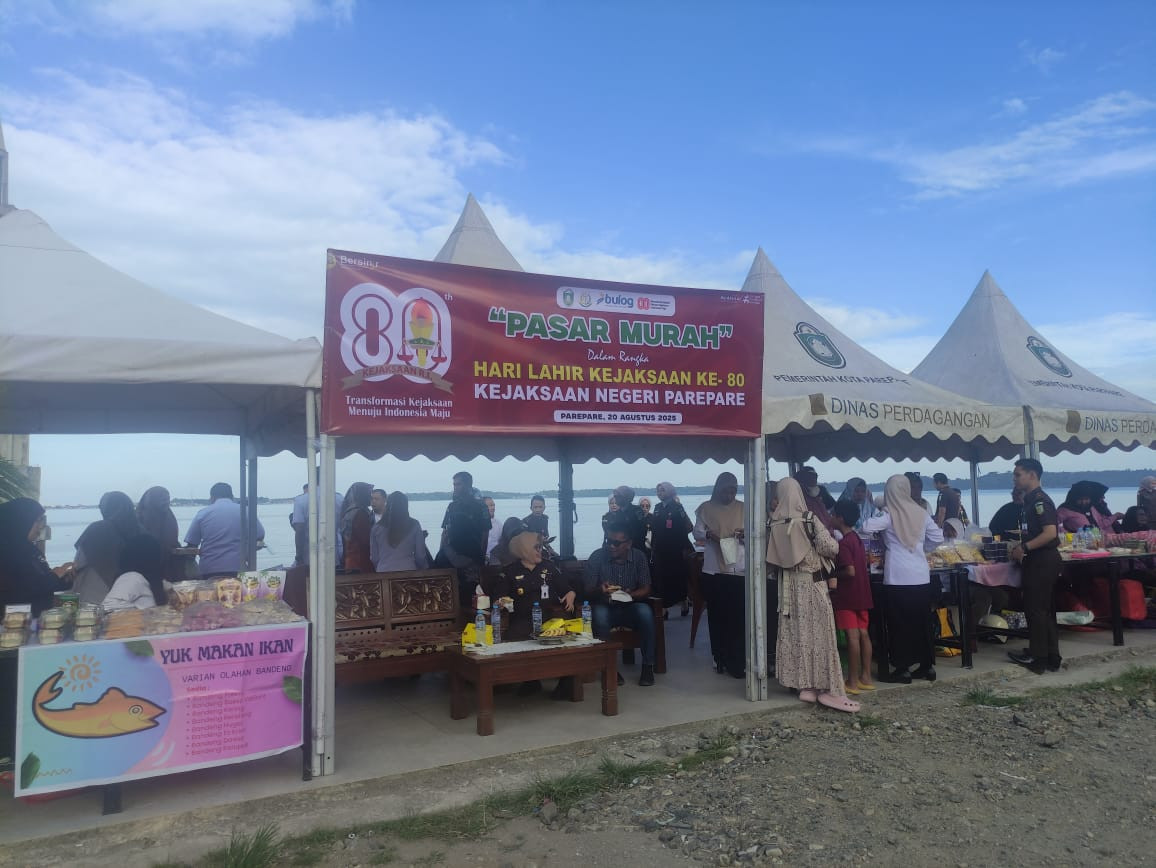 Melaksanakan Kegiatan Pangan Murah oleh Kejaksaan Negeri Parepare, Pemkot dan Forkopimda Parepare dan Pengurus Kamp. KB "Geddongnge"