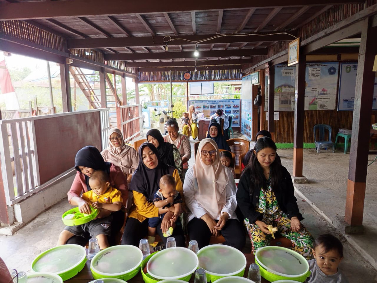 Melaksanakan Kegiatan DASHAT oleh Kabid Pengendalian Penduduk BKKBN Parepare, OPD KB Cappa Galung, Ketua TP PKK Cappa Galung, Pengurus Kamp. KB "Geddongnge" dan Sasaran DASHAT