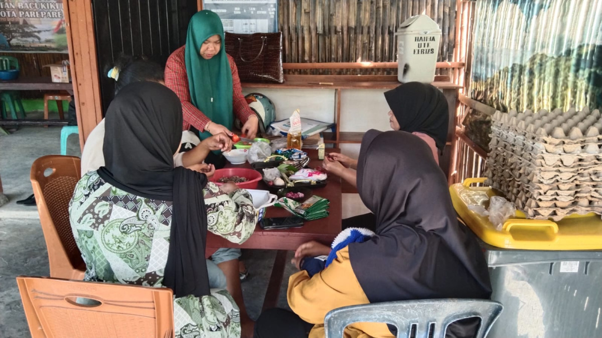 Melaksanakan Kegiatan DASHAT oleh Kabid Pengendalian Penduduk BKKBN Parepare, OPD KB Cappa Galung, Ketua TP PKK Cappa Galung, Pengurus Kamp. KB "Geddongnge" dan Sasaran DASHAT