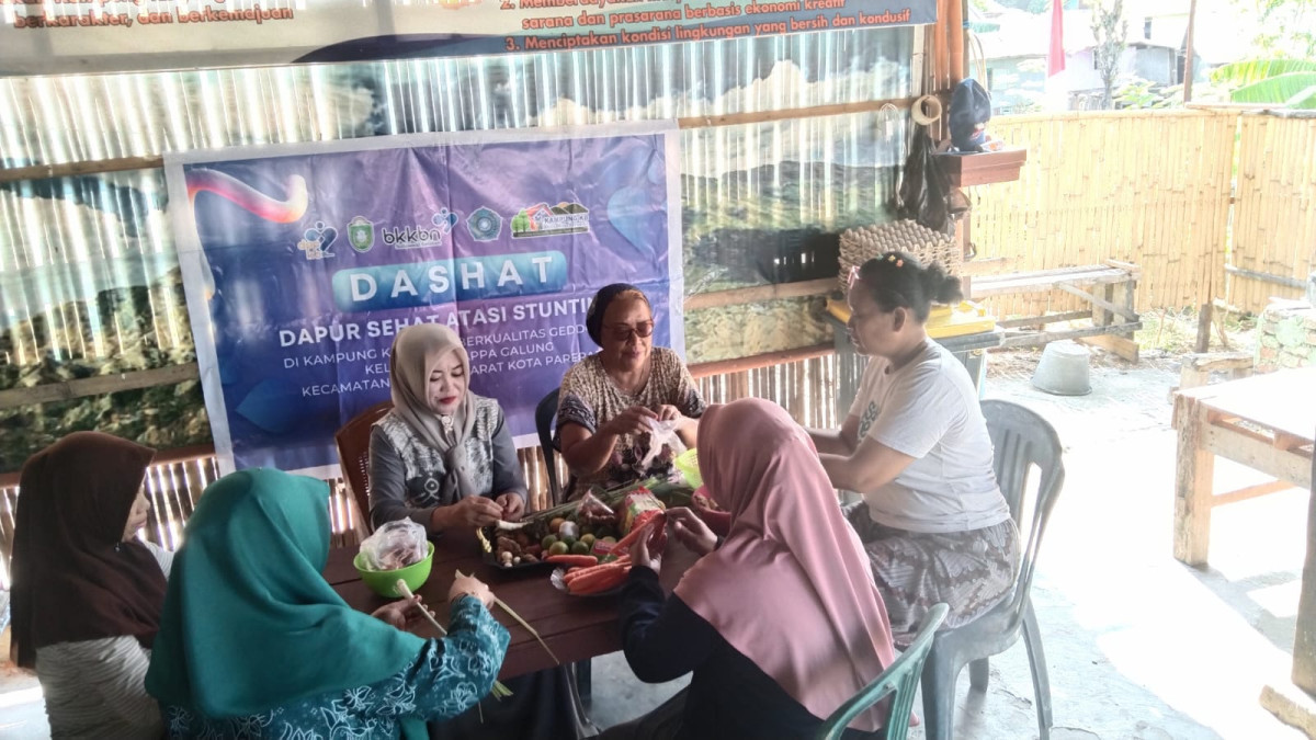 Melaksanakan Kegiatan DASHAT oleh Kabid Pengendalian Penduduk BKKBN Parepare, OPD KB Cappa Galung, Ketua TP PKK Cappa Galung, Pengurus Kamp. KB "Geddongnge" dan Sasaran DASHAT