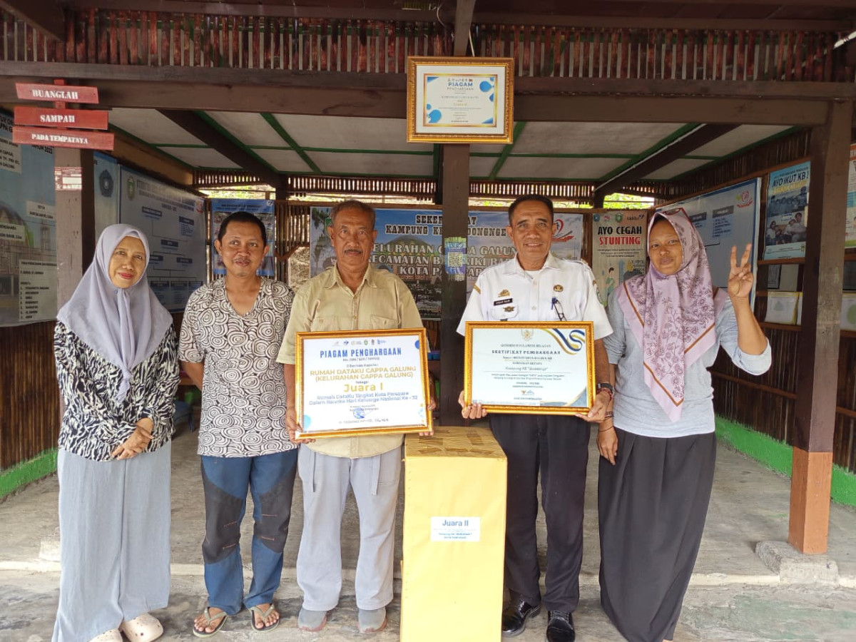 Melakukan Serah Terima Hadiah Lomba oleh Lurah Cappa Galung kepada Pihak Pengelola Kampung KB'Geddongnge" dan Rumah DataKu Cappa Galung