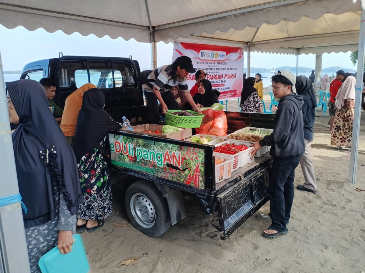 Melaksanakan Kegiatan Pangan Murah oleh Pemkot dan Forkopimda Parepare dan Pengurus Kamp. KB "Geddongnge" untuk HUT RI ke-80