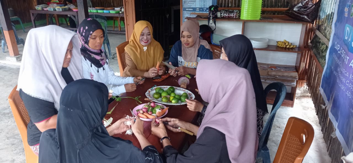 Melaksanakan Kegiatan DASHAT oleh Kabid Pengendalian Penduduk BKKBN Parepare, OPD KB Cappa Galung, Ketua TP PKK Cappa Galung, Pengurus Kamp. KB "Geddongnge" dan Sasaran DASHAT