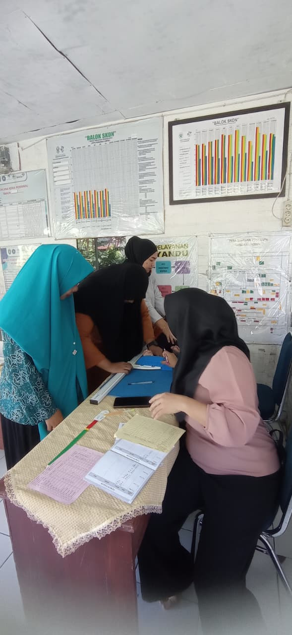 Melaksanakan Posyandu oleh Nakes UPTD Puskesmas Lumpue, Bidan Kelurahan, Kader Posyandu, Pengurus Kamp. KB "Geddongnge"