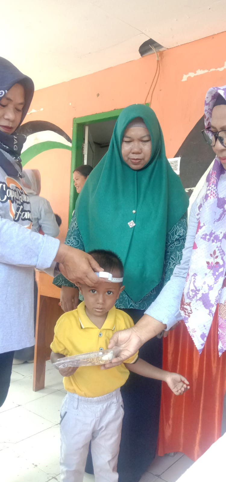 Melaksanakan Posyandu oleh Nakes UPTD Puskesmas Lumpue, Bidan Kelurahan, Kader Posyandu, Pengurus Kamp. KB "Geddongnge"