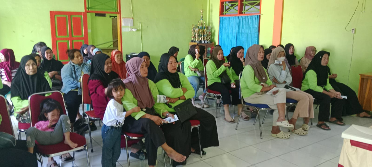 Melaksanakan Pertemuan PKH yang dihadiri oleh pembimbing PKH, Ketua RT, Pengurus Kamp. KB "Geddongnge" dan para peserta kelompok PKH