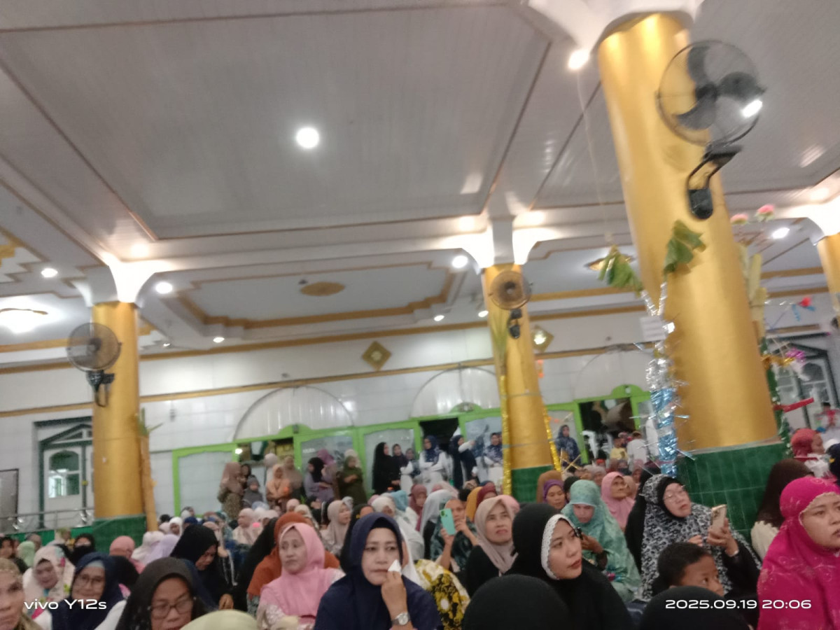 Mengikuti Maulid Nabi oleh Ustadz Jayadi, Lurah, Bhabinkamtibmas, Panitia Masjid, Majelis Taklim Masjid Besar AL-Falah dan Pengurus Kamp. KB "Geddongnge"