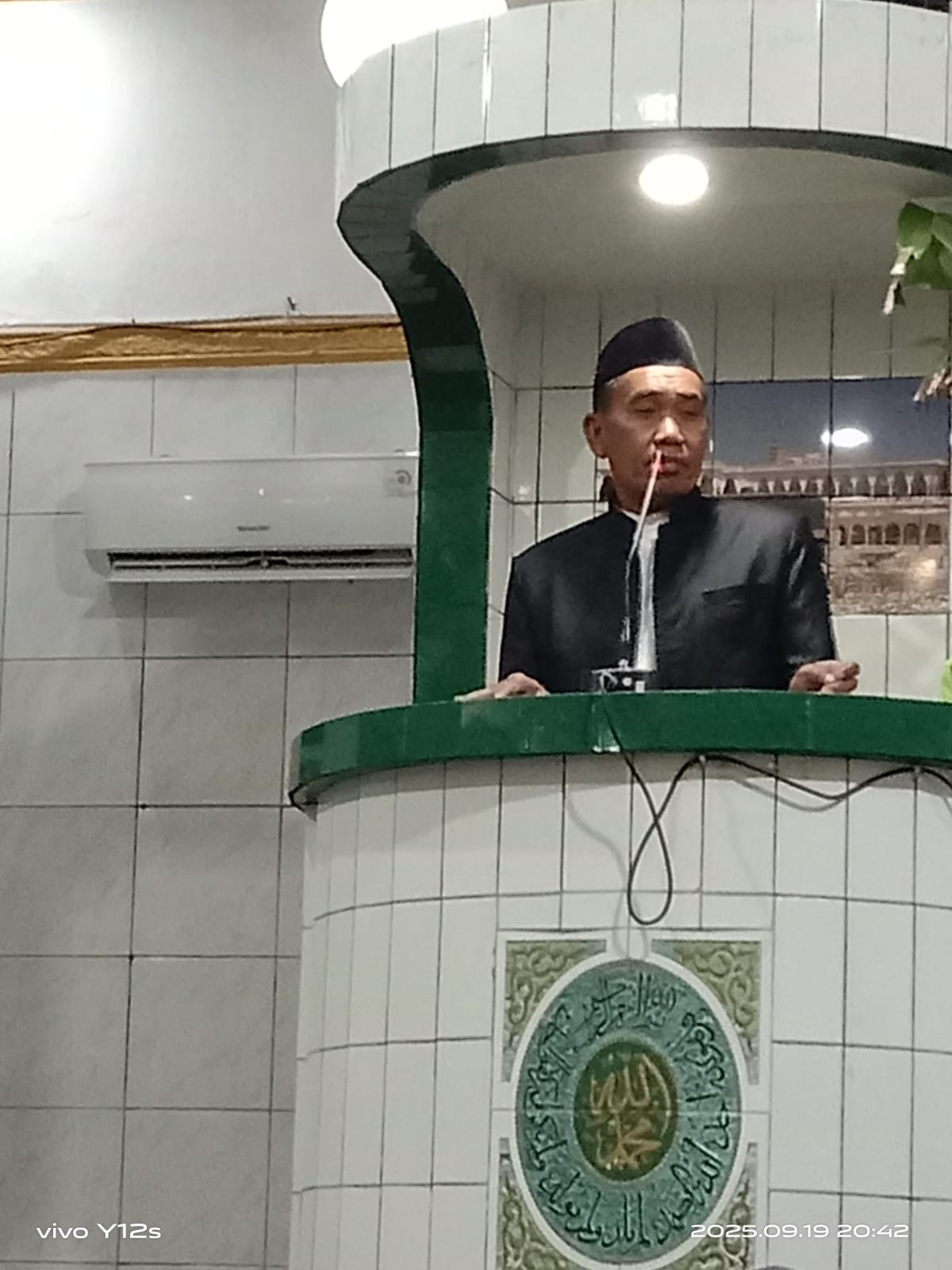 Mengikuti Maulid Nabi oleh Ustadz Jayadi, Lurah, Bhabinkamtibmas, Panitia Masjid, Majelis Taklim Masjid Besar AL-Falah dan Pengurus Kamp. KB "Geddongnge"