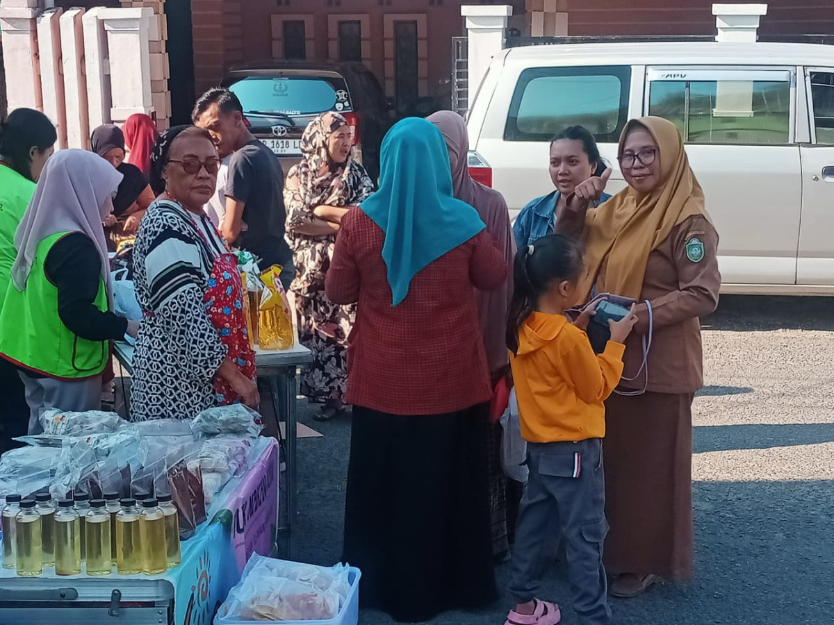 Mengikuti Kegiatan Program Pangan Murah oleh Disperindag, Dinas Pertanian, Ketahanan Pangan, Lurah beserta jajarannya, Pengurus Kamp. KB "Geddongnge" dan warga