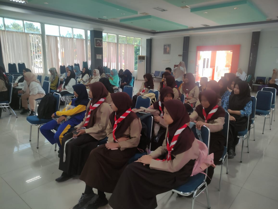 Mengikuti Penguatan Kelembagaan Kelompok Konstituen dan Forum Anak oleh DP3A, YLP2EM, KK se-kota Parepare, Pengurus Forum Anak dan Kader Kamp. KB "Geddongnge"