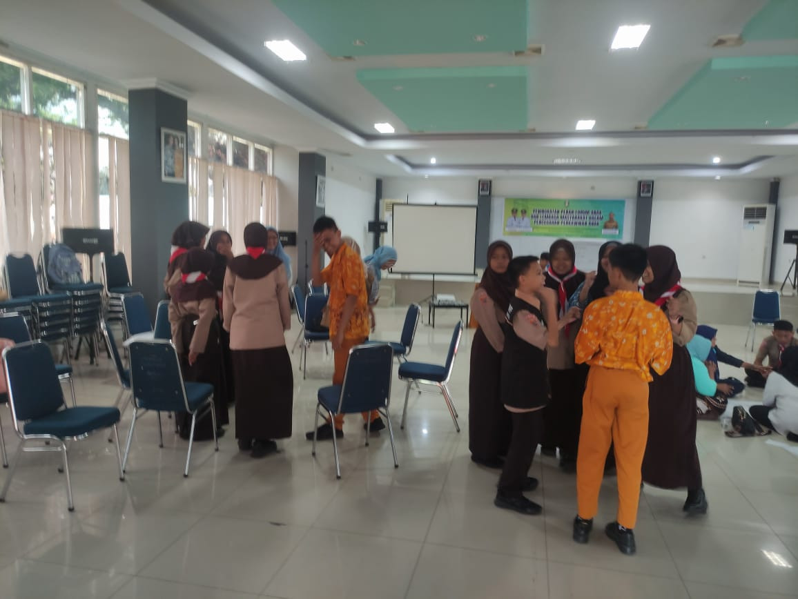 Mengikuti Penguatan Kelembagaan Kelompok Konstituen dan Forum Anak oleh DP3A, YLP2EM, KK se-kota Parepare, Pengurus Forum Anak dan Kader Kamp. KB "Geddongnge"