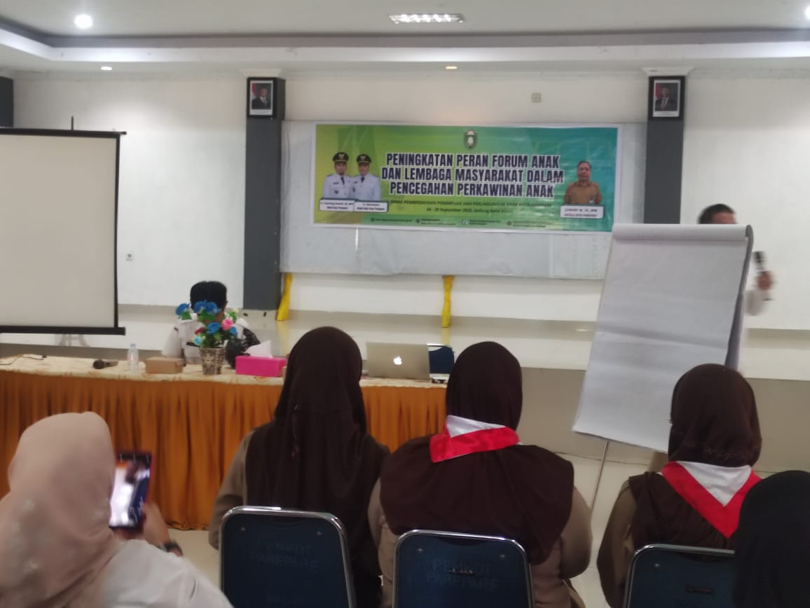 Mengikuti Penguatan Kelembagaan Kelompok Konstituen dan Forum Anak oleh DP3A, YLP2EM, KK se-kota Parepare, Pengurus Forum Anak dan Kader Kamp. KB "Geddongnge"