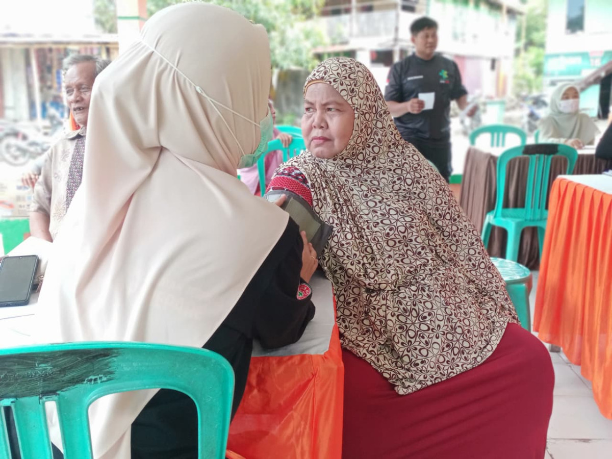 Melaksanakan Pemeriksaan Kesehatan Gratis PISPK oleh Nakes UPTD Puskesmas Lumpue, Kader Posyandu Cenderawasih 3, Ketua RW 02, Pengurus Kamp. KB "Geddongnge" dan Warga sekitar