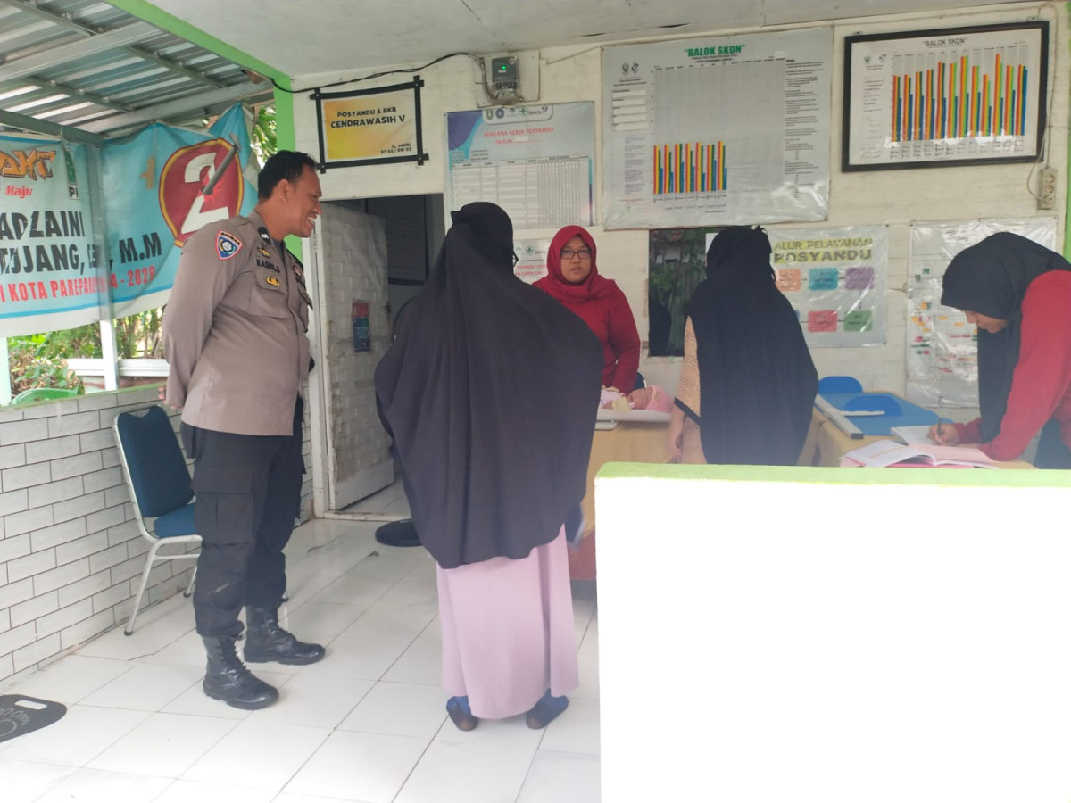 Melaksanakan Posyandu Baduta/Balita oleh Nakes UPTD Puskesmas Lumpue, Kader Posyandu Cenderawasih 5, Pengurus Kamp. KB "Geddongnge" dan warga sekitar