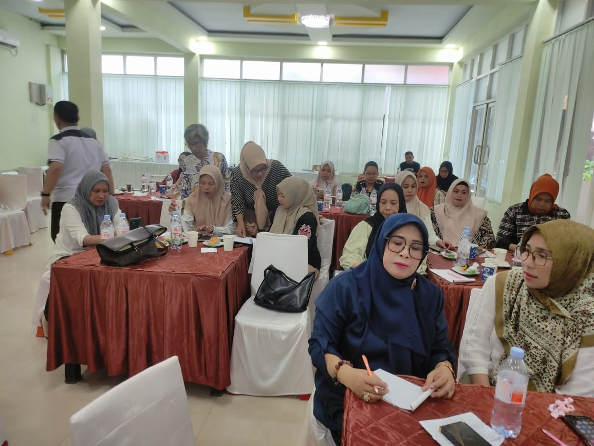 Mengikuti Workshop Penguatan Kelembagaan oleh Kadis DLH, Kepala Bappeda, Ketua YLP2EM, Pengurus Klp. Konstituen dan Kader Kamp. KB