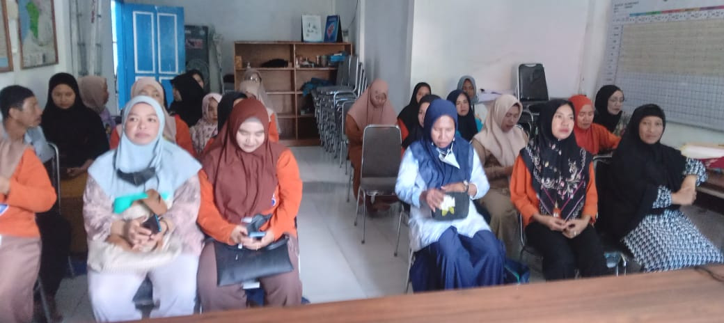 Melakukan Pertemuan Rutin IMP Kecamatan oleh Penyuluh KB, Kader SUB PPKB, dan Pengurus Kamp. KB se-kecamatan Bacukiki Barat