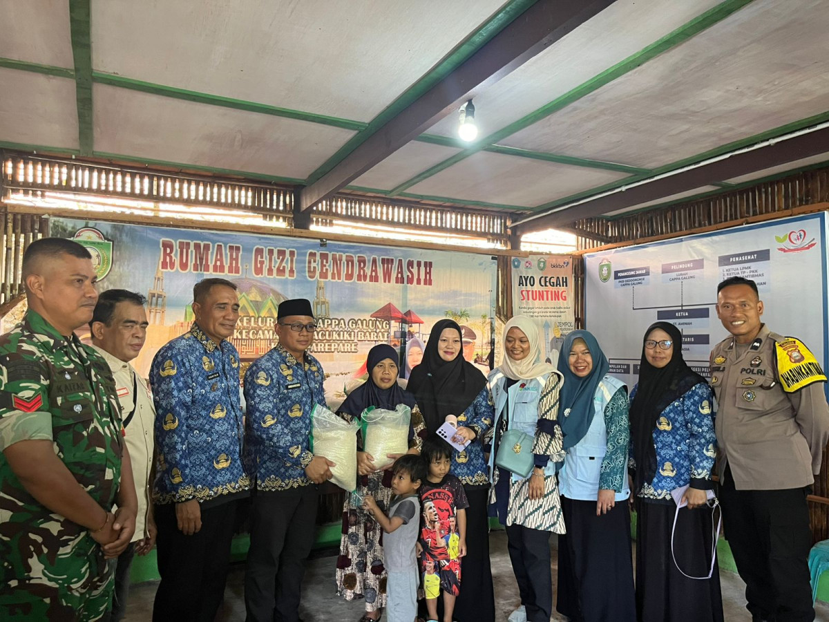 Melakukan Penyerahan Bantuan Beras kepada Sasaran Aksi Stop Stunting Tahun 2025