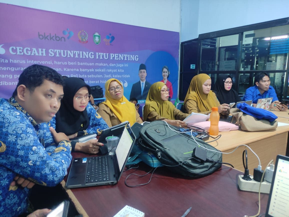 Mengikuti Monev Kamp. KB oleh Perwakilan BKKBN Provinsi Sulsel, Sekdis dan Kabid Pengendalian Penduduk BKKBN Parepare, Penyuluh KB dan Pengurus Kamp. KB se-kota Parepare