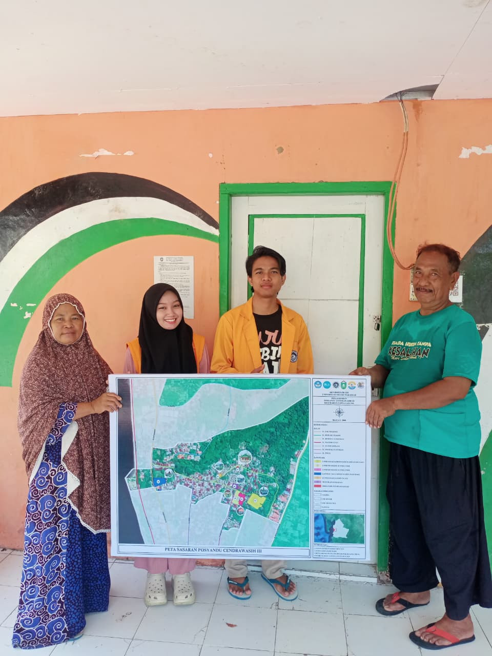 Penyerahan Denah Lokasi Sasaran Posyandu Cenderawsih 3 oleh pihak kelurahan, Ketua RW 02, Kader Posyandu Cenderawasih 3, Pengurus Kamp. KB "Geddongnge" dan Mahahsiswa KKN UNM Reguler ANg. 53 Tahun 2025