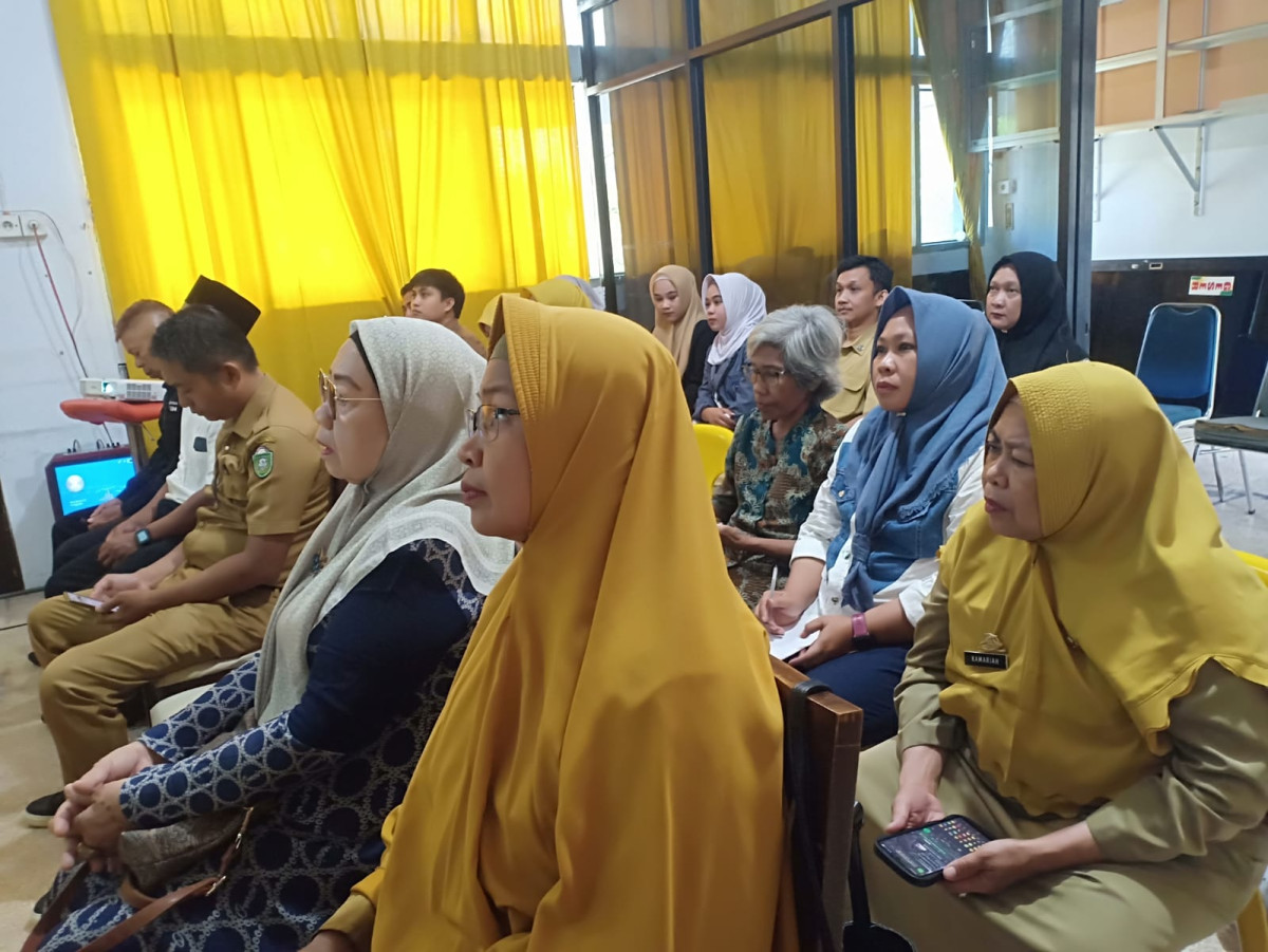 Mengikuti Konsultasi Publik oleh Disdukcapil, Ketua RT/RW se-kota Parepare dan Pengurus Kamp. KB "Geddongnge"