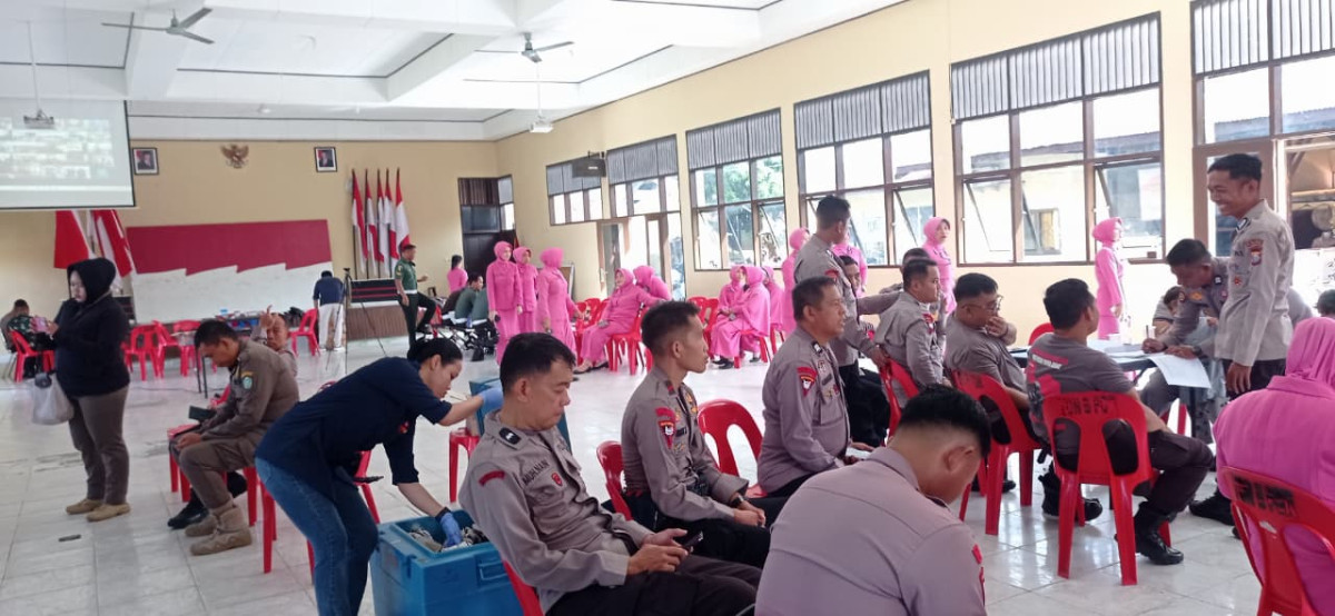 Mengikuti Kegiatan Donor Darah dalam Rangka Memperingati HUT Brimob ke-80