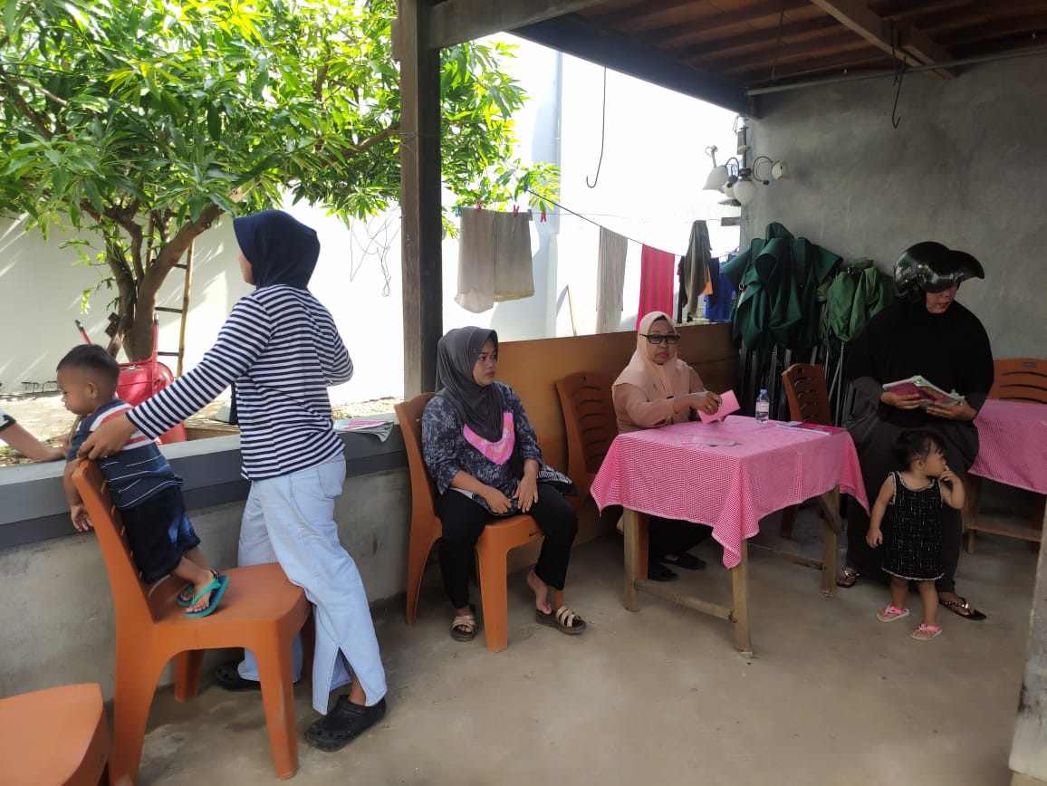 Melaksanakan Posyandu Baduta/Balita oleh Nakes UPTD Puskesmas Lumpue, Kader Posyandu Cenderawasih 1&2, Pengurus Kamp. KB "Geddongnge" dan warga sekitar