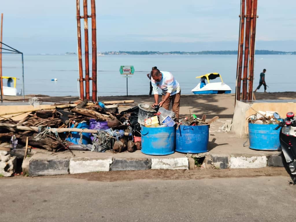 Melaksanakan Kerja Bakti Peduli Lingkungan “BERDAYA GUNA” oleh Lurah Cappa Galung, Bhabinkamtibmas, Babinsa, Penerima PKH, Pengurus Kampung KB "Geddongnge", Kader Lansia dan Kader GATI
